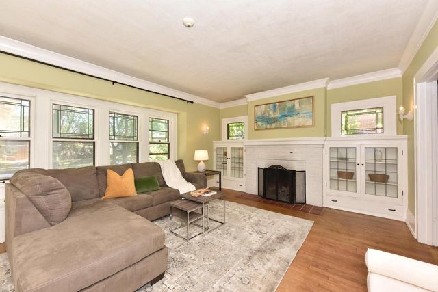 2565 N Grant BOULEVARD, Milwaukee, WI 53210