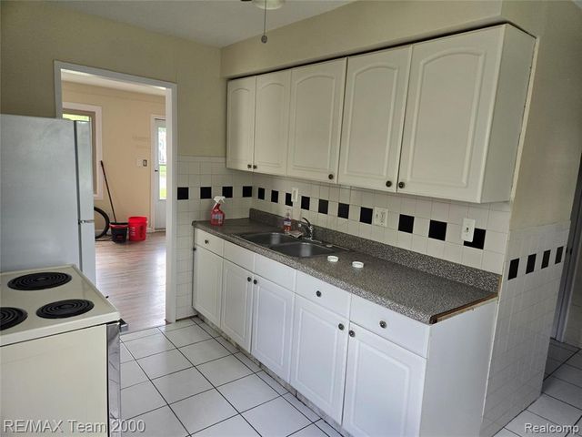 24684 Lehigh Street, Dearborn Heights, MI 48125