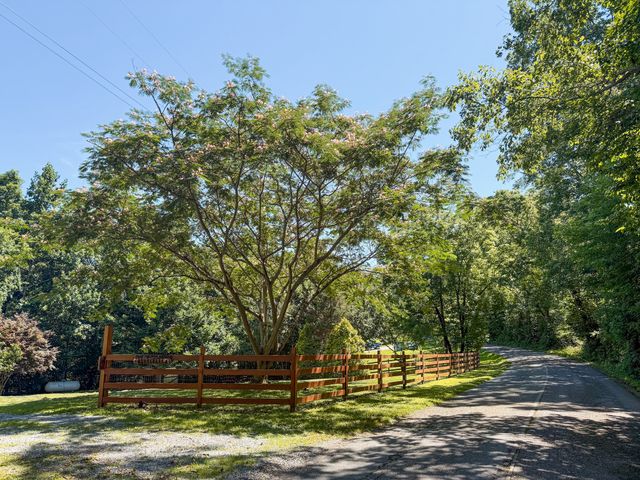 1660 Leatherwood Rd, White Bluff, TN 37187