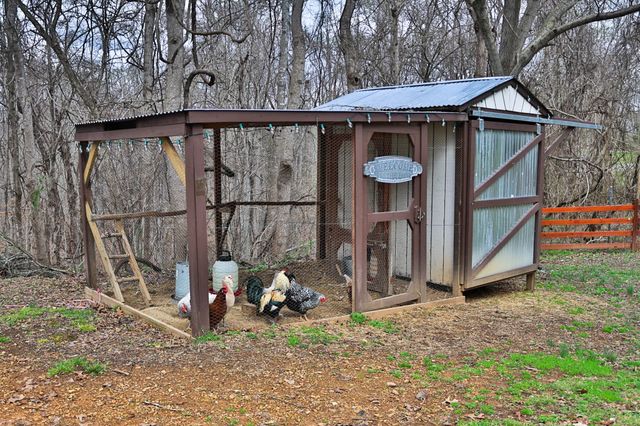 1660 Leatherwood Rd, White Bluff, TN 37187