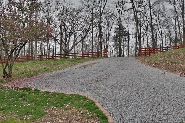 1660 Leatherwood Rd, White Bluff, TN 37187