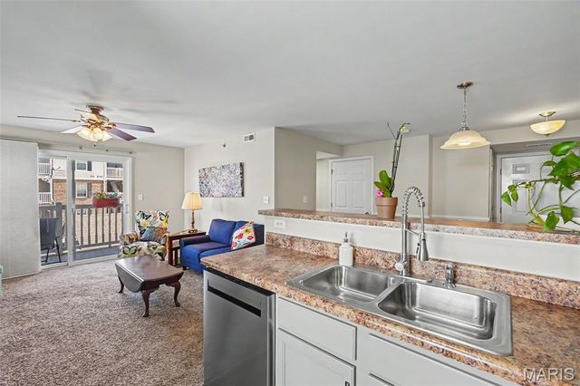 1121 Saravalle Drive, St Peters, MO 63376