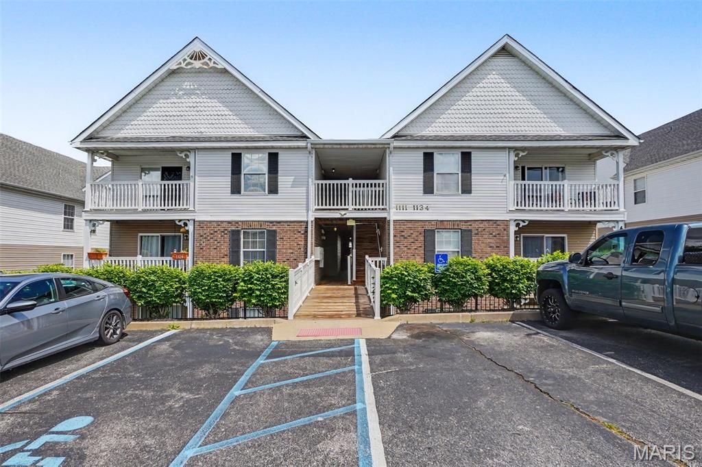 1121 Saravalle Drive, St Peters, MO 63376