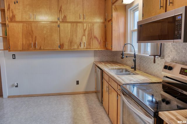 2036 SPRUCE Street, Murphysboro, IL 62966