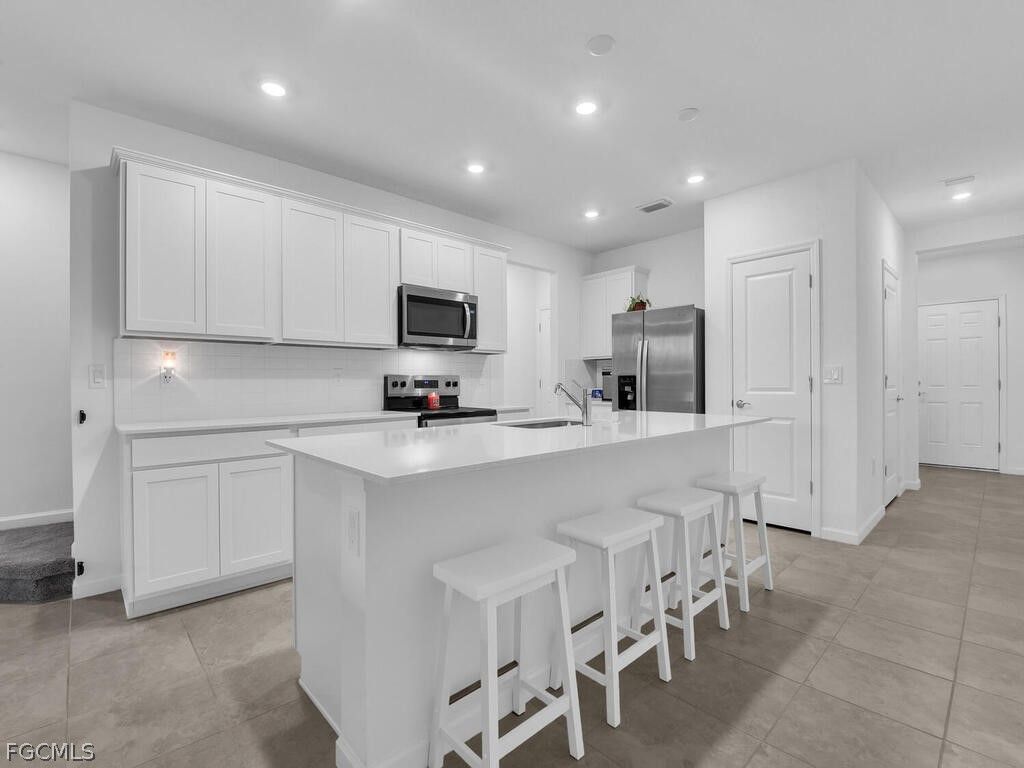 Image 4 of property listing at 1477 Weeping Willow CT, Cape Coral, FL 33909