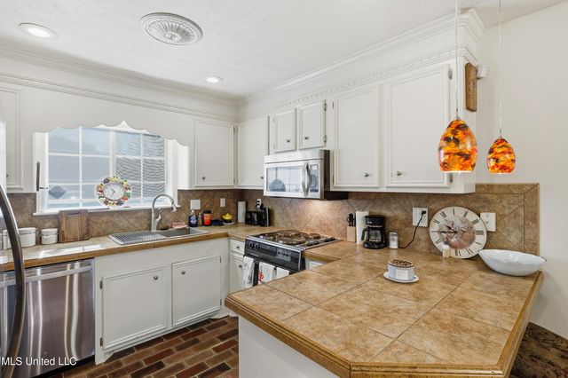 72 Lamplighter Road, Pearl, MS 39208