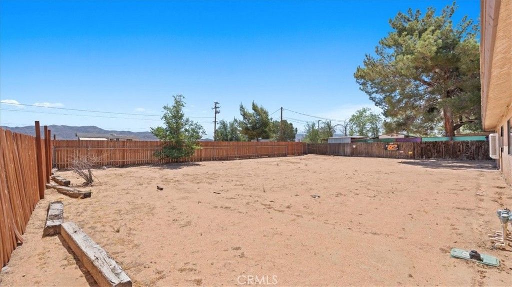 Image 27 of property listing at 14071 Quinnault Road, Apple Valley, CA 92307