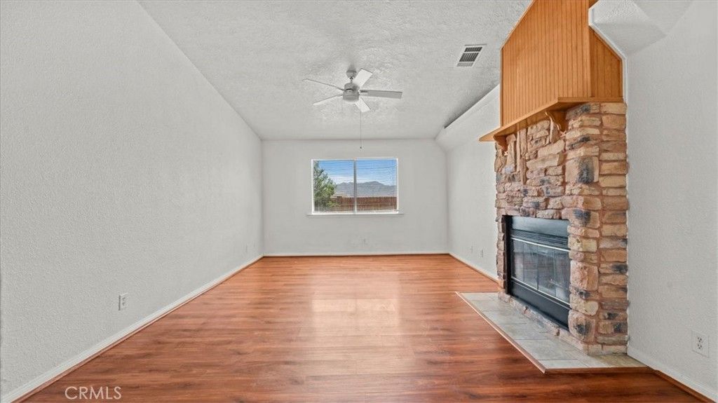 Image 8 of property listing at 14071 Quinnault Road, Apple Valley, CA 92307