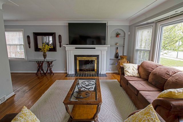 1440 Vernier Road, Grosse Pointe Woods, MI 48236