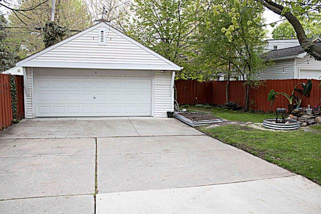 1440 Vernier Road, Grosse Pointe Woods, MI 48236
