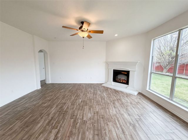 828 Pebblecreek Drive, Burleson, TX 76028