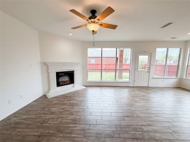 828 Pebblecreek Drive, Burleson, TX 76028