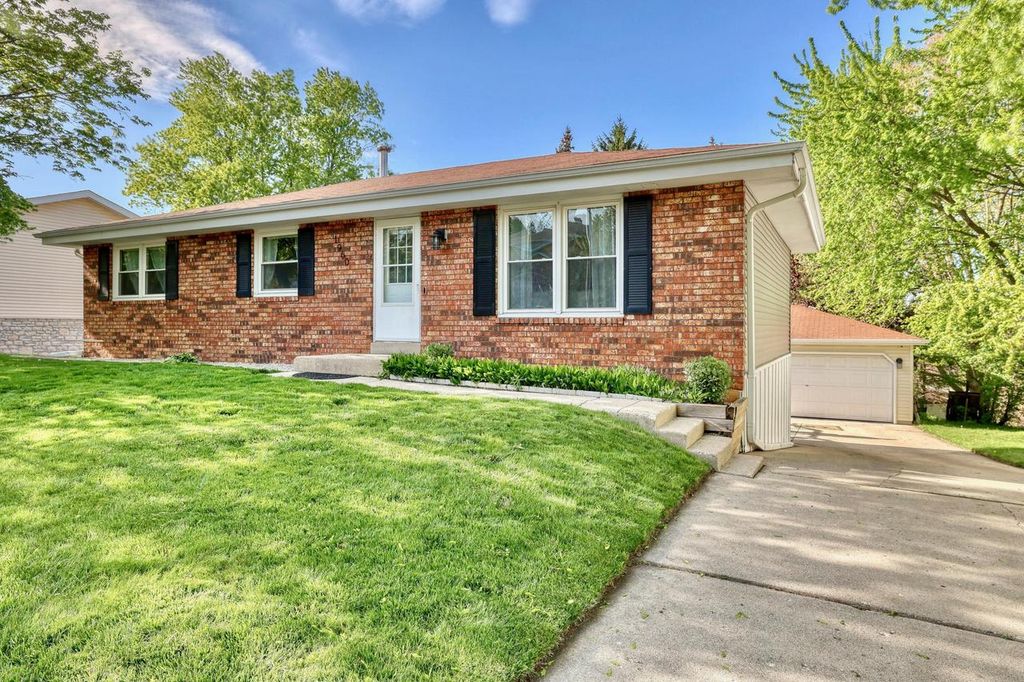 1960 Dixie DRIVE, Waukesha, WI 53189