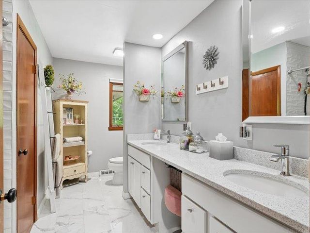 144 Amity Drive, Waterloo, IA 50701