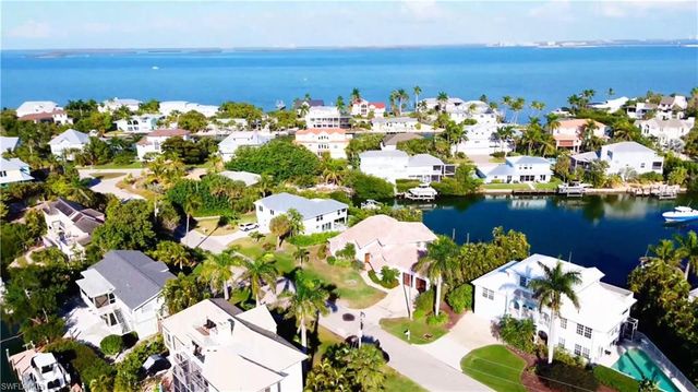 1748 Jewel Box DR, Sanibel, FL 33957