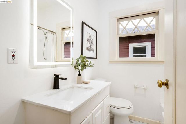 5466 5466 Shafter Ave, Oakland, CA 94618