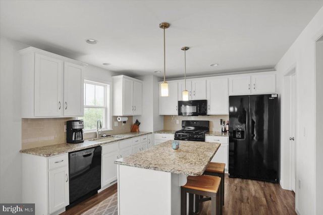 425 SMOKERING DR, Robesonia, PA 19551