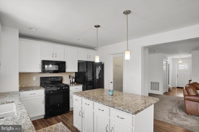 425 SMOKERING DR, Robesonia, PA 19551