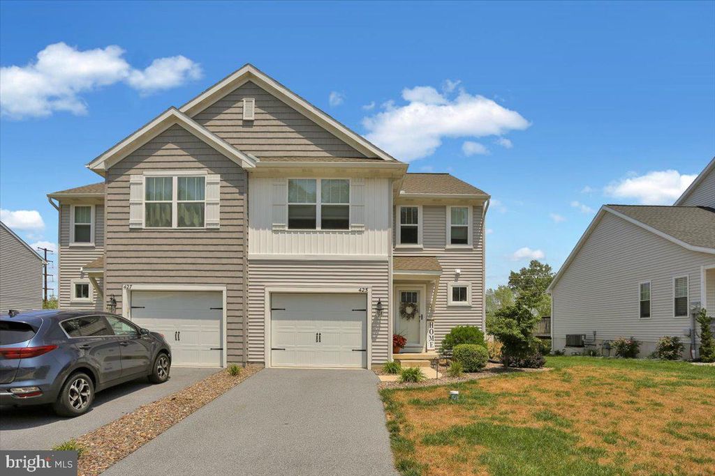 425 SMOKERING DR, Robesonia, PA 19551