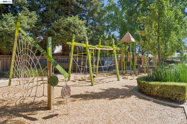 24 Velasco Ct, Danville, CA 94526