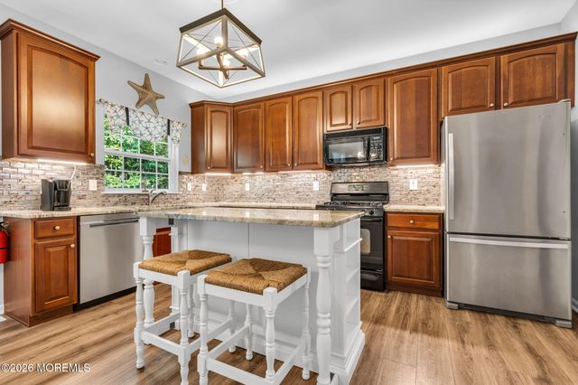 12 Foxmoor Lane, Bayville, NJ 08721