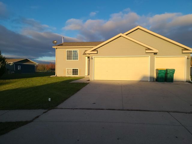 225 Maple Point Boulevard, Mapleton, ND 58059