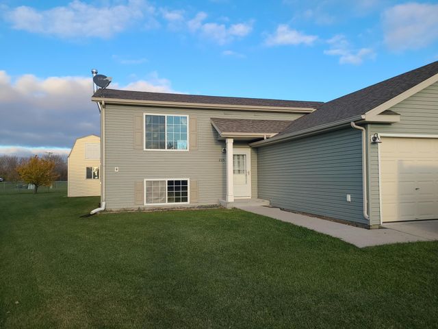 225 Maple Point Boulevard, Mapleton, ND 58059