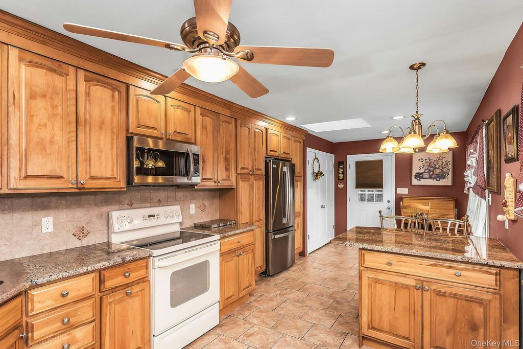 168 Saddle Lane, Levittown, NY 11756 — photo 3