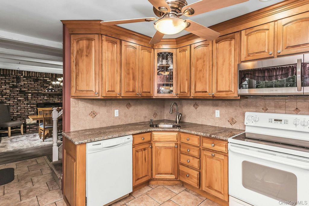 168 Saddle Lane, Levittown, NY 11756 — photo 4