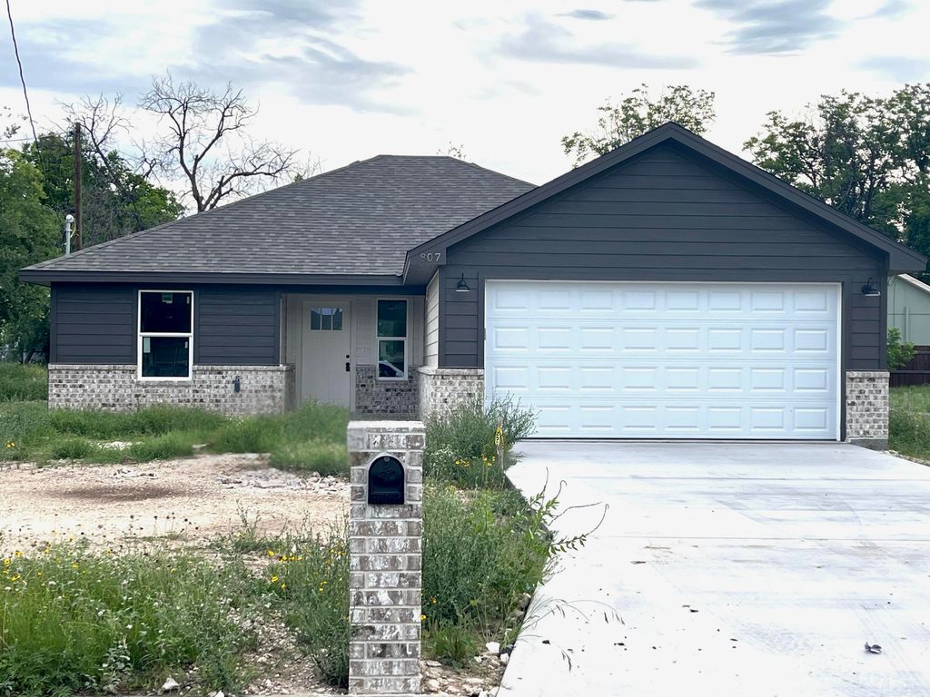 Image 1 of property listing at 807 N Van Buren Street, San Angelo, TX 76901