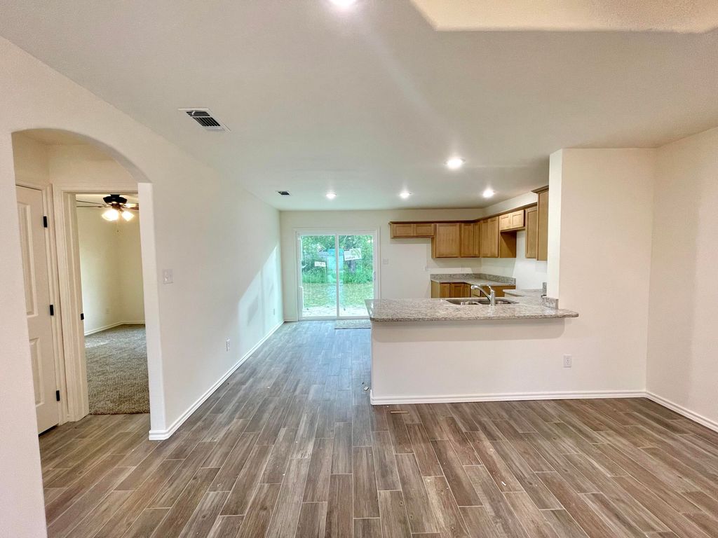 Image 5 of property listing at 807 N Van Buren Street, San Angelo, TX 76901