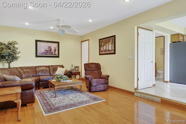 44226 Harsdale Drive, Canton, MI 48187