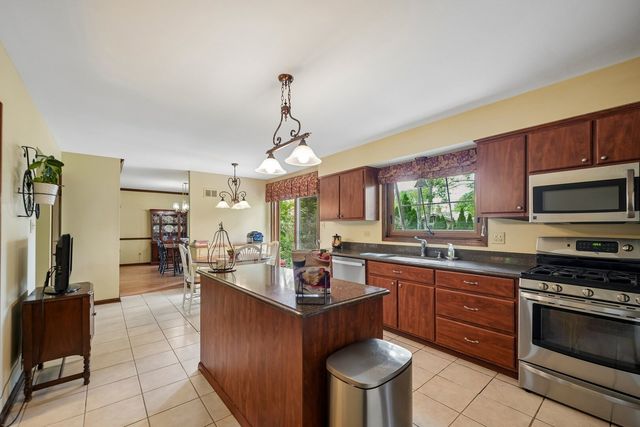 737 Clovetree Court, Naperville, IL 60540