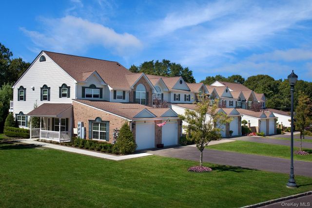 11 Pineview Lane 11, Coram, NY 11727