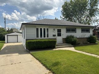 4945 W Tesch AVENUE, Milwaukee, WI 53220