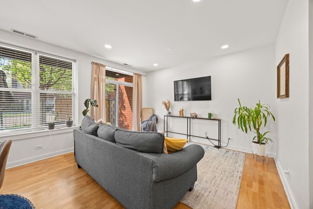 2238 W Maypole Avenue 101, Chicago, IL 60612