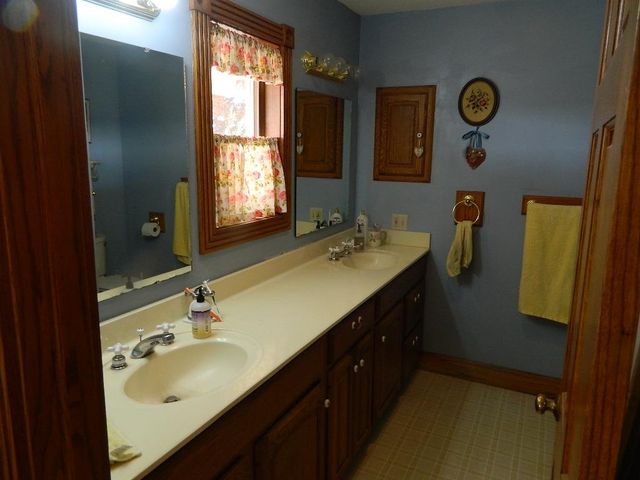 4622 E 9th Ave, Winfield, KS 67156