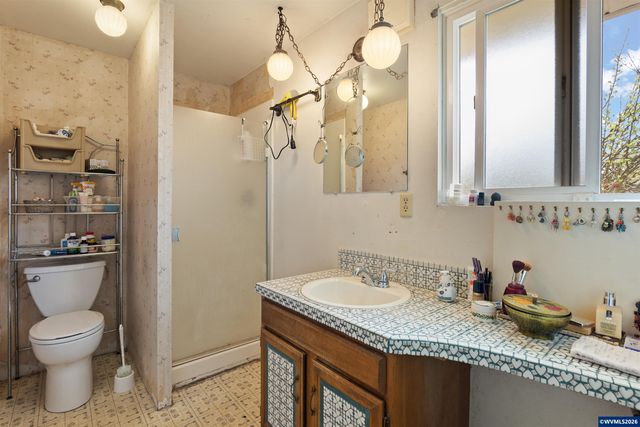 1584 NW Spray Ct, Roseburg, OR 97471