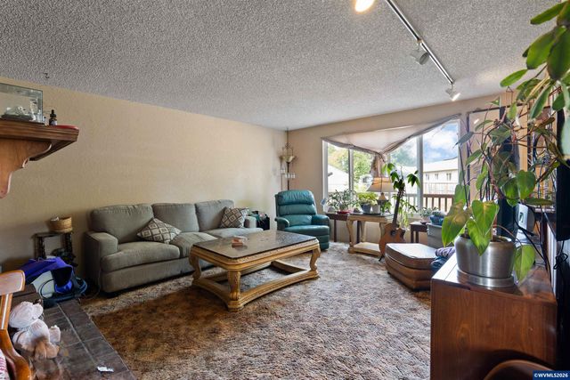 1584 NW Spray Ct, Roseburg, OR 97471