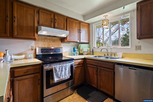 1584 NW Spray Ct, Roseburg, OR 97471