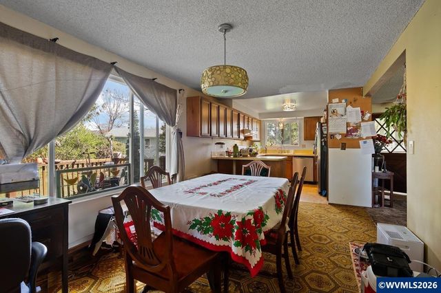 1584 NW Spray Ct, Roseburg, OR 97471