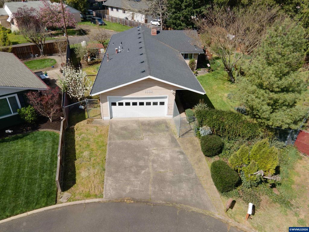 1584 NW Spray Ct, Roseburg, OR 97471