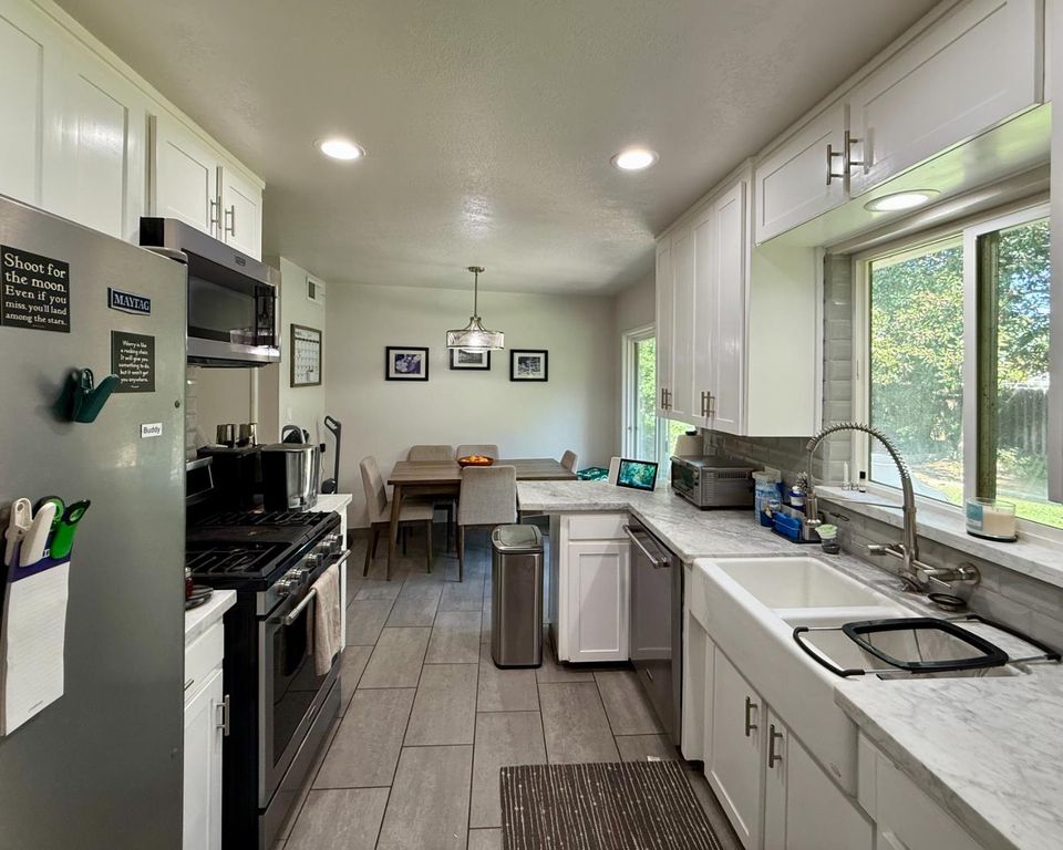 Image 10 of property listing at 5386 N Fruit Avenue, Fresno, CA 93711