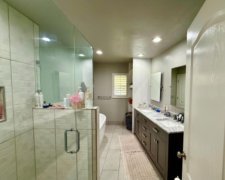 Image 15 of property listing at 5386 N Fruit Avenue, Fresno, CA 93711