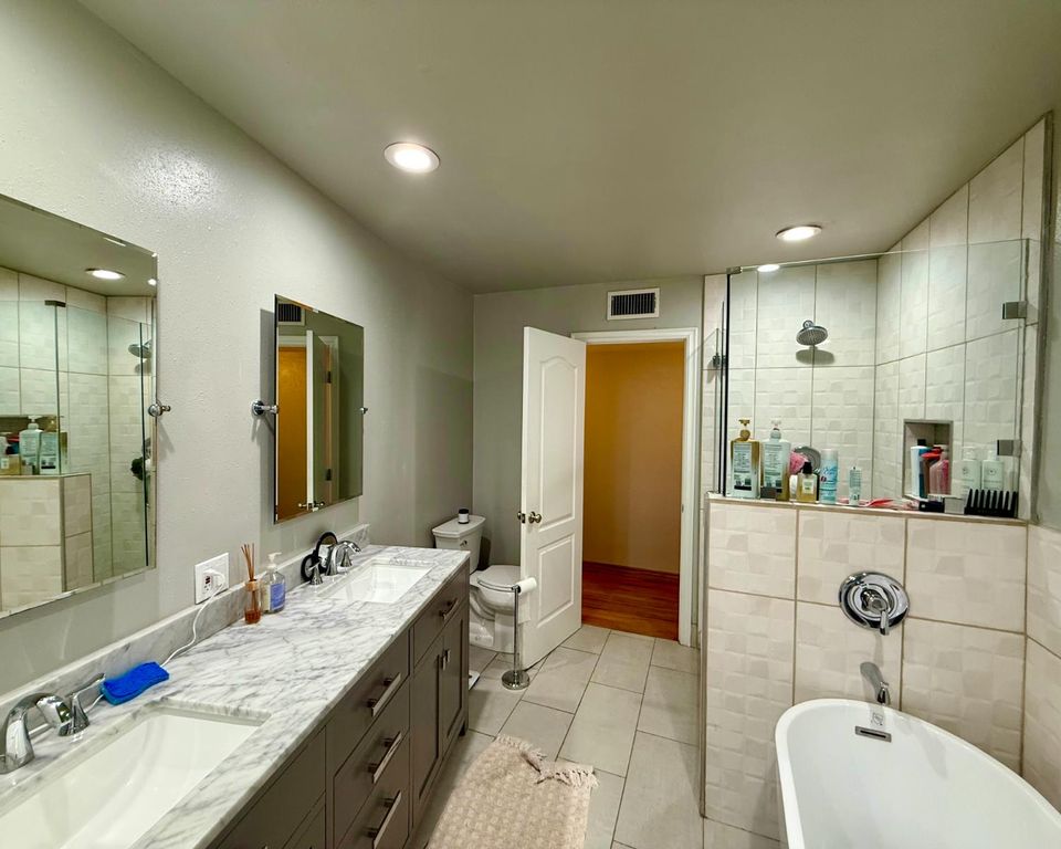 Image 16 of property listing at 5386 N Fruit Avenue, Fresno, CA 93711