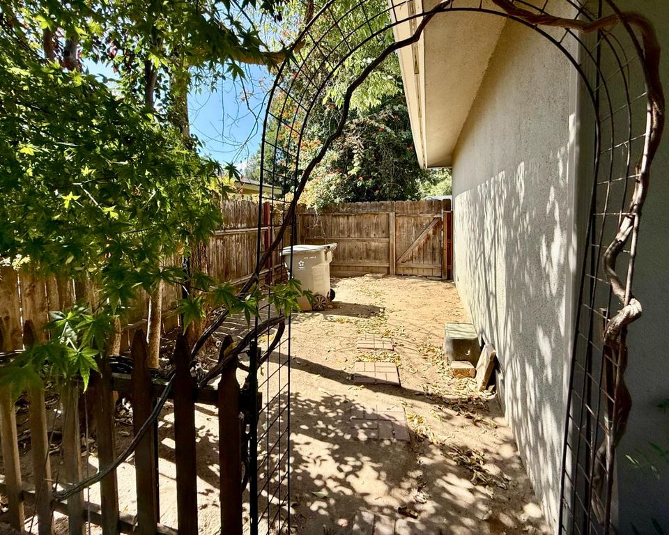 Image 20 of property listing at 5386 N Fruit Avenue, Fresno, CA 93711