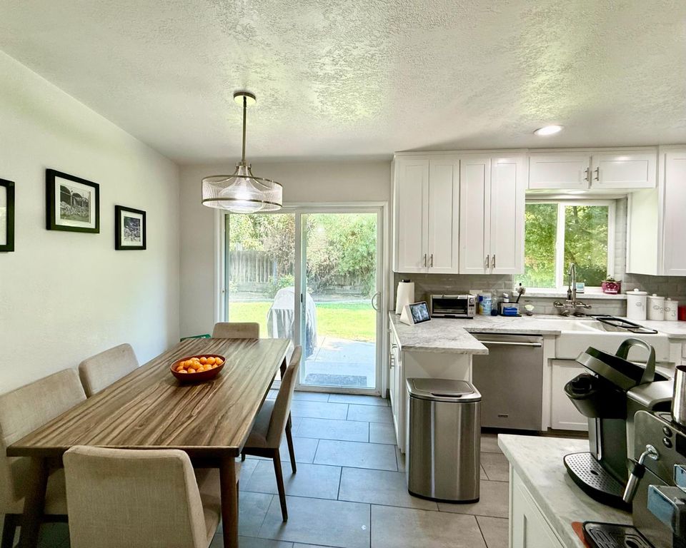 Image 9 of property listing at 5386 N Fruit Avenue, Fresno, CA 93711