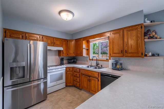 3585 Creekwood Drive, Saginaw, MI 48601