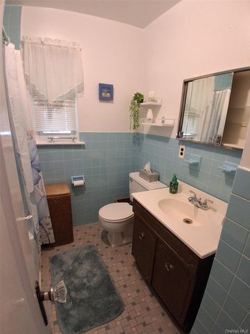 76-37 271st Street, New Hyde Park, NY 11040
