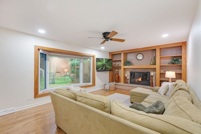 1685 Dartmouth Lane, Deerfield, IL 60015